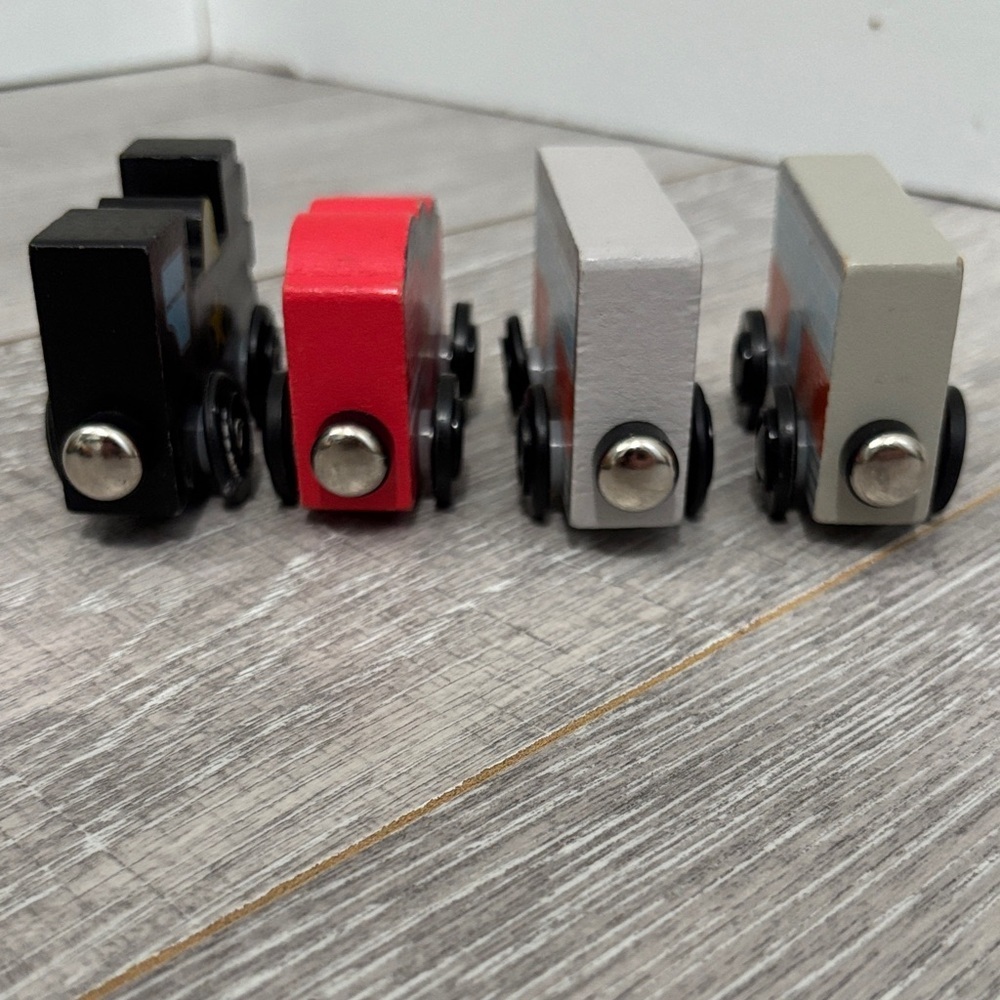 Lot of Wooden Magnet Trains - Picture 4 of 6